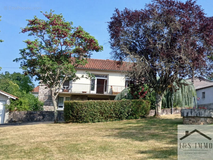 Maison à CHERVES-CHATELARS