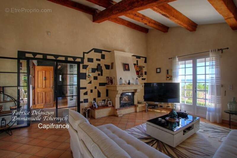 Maison à SAINT-MITRE-LES-REMPARTS