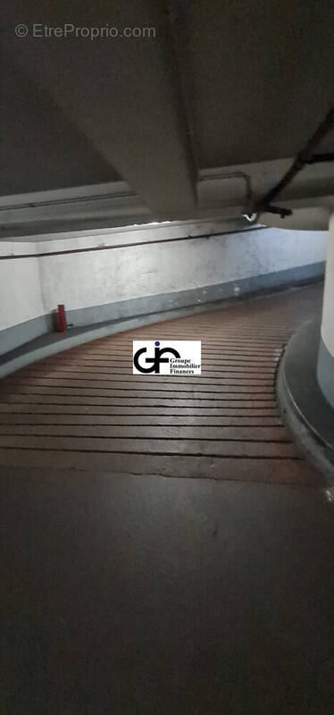 Parking à PARIS-16E