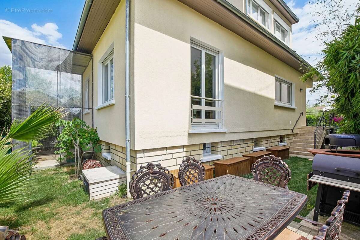 LE PECQ, maison de 215 M2 au sol sur 347 M2 de terrain - photo 14