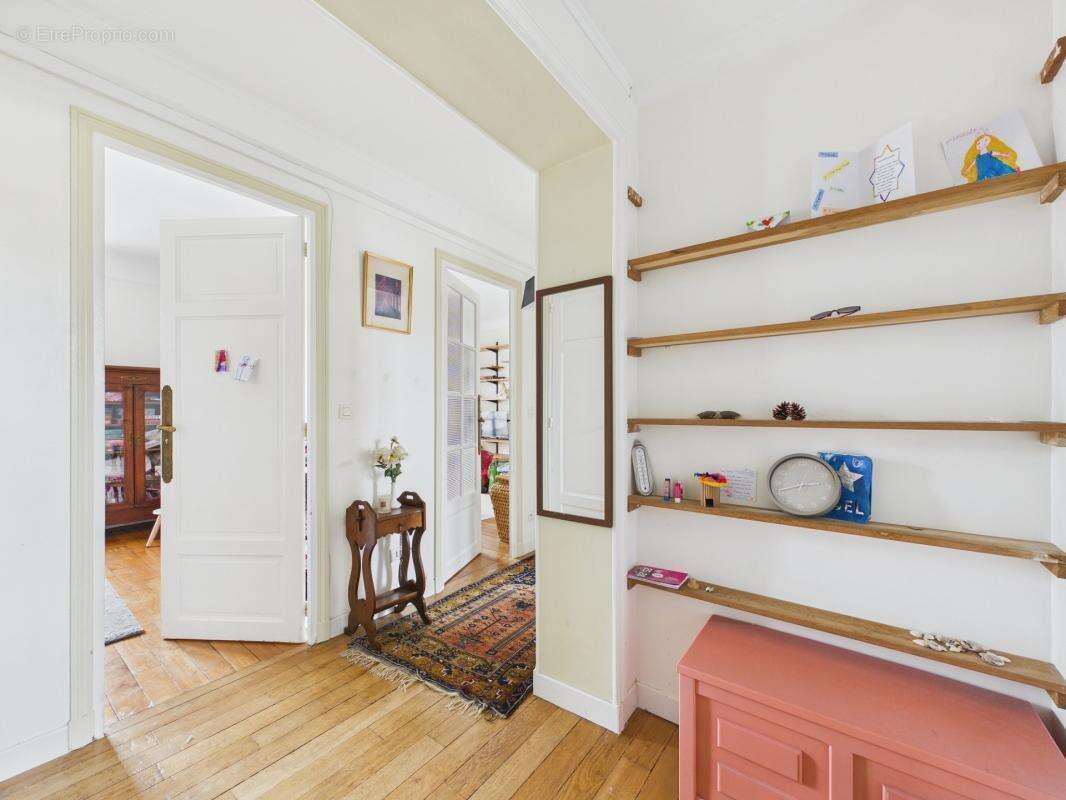 - 78000 versailles - quartier montreuil - charme de l'ancien - parquet moulures cheminees - expose sud sur jardin - grande cave  - photo 3
