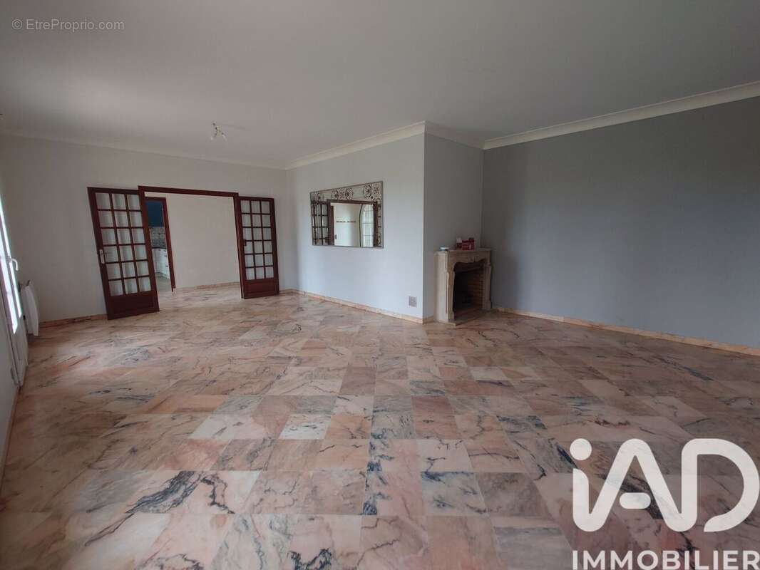 Maison 122 m² à Oradour-Fanais  - photo 4