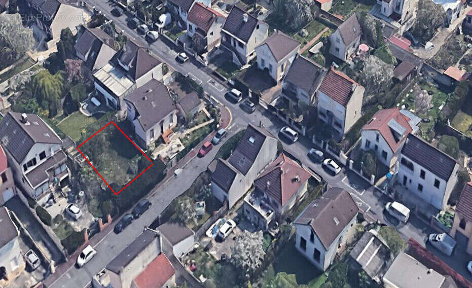 Terrain à GARGES-LES-GONESSE