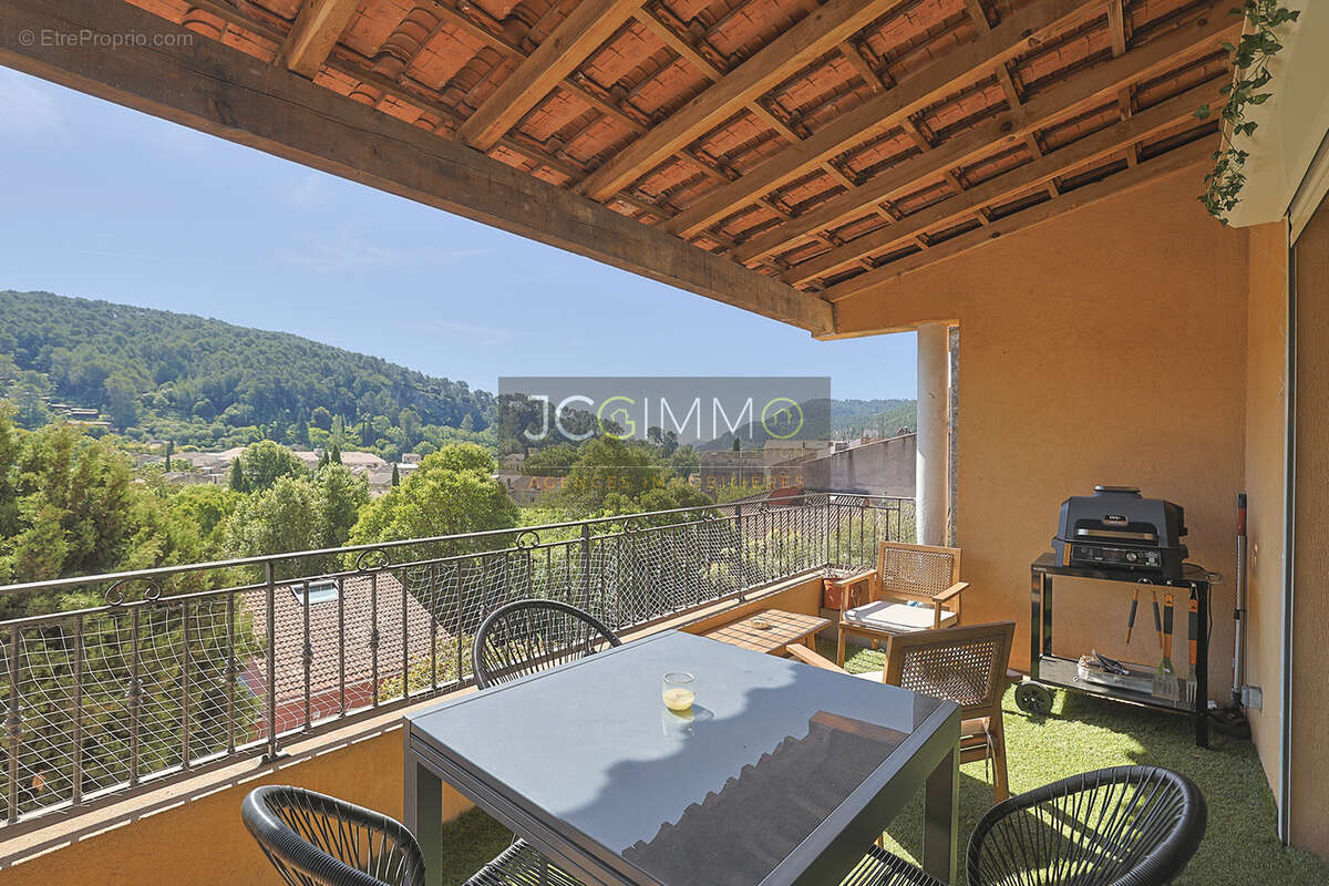 Appartement à SOLLIES-TOUCAS