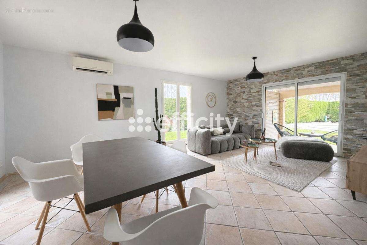 Maison 108 m² à La Salvetat-Saint-Gilles  - photo 3