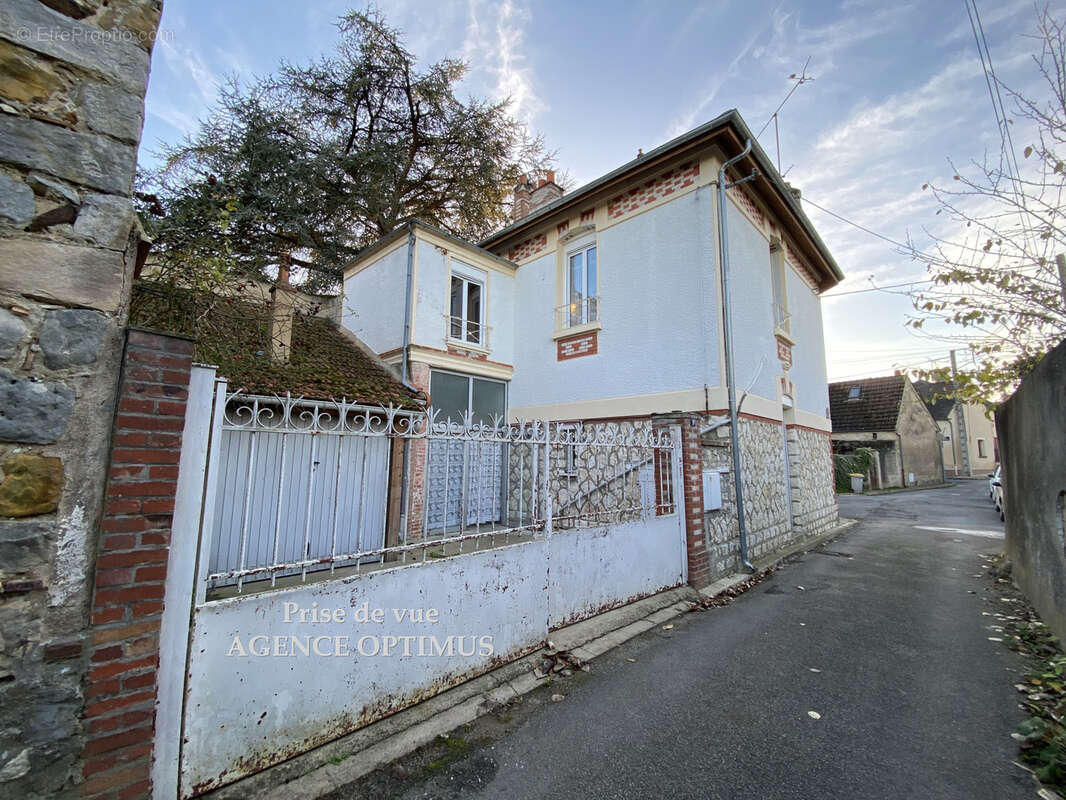 Maison à VILLENEUVE-LA-GUYARD