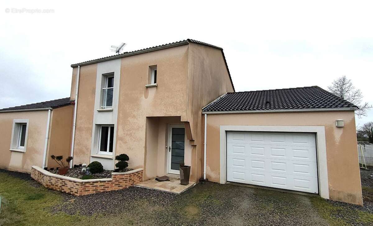 Maison à LES LANDES-GENUSSON