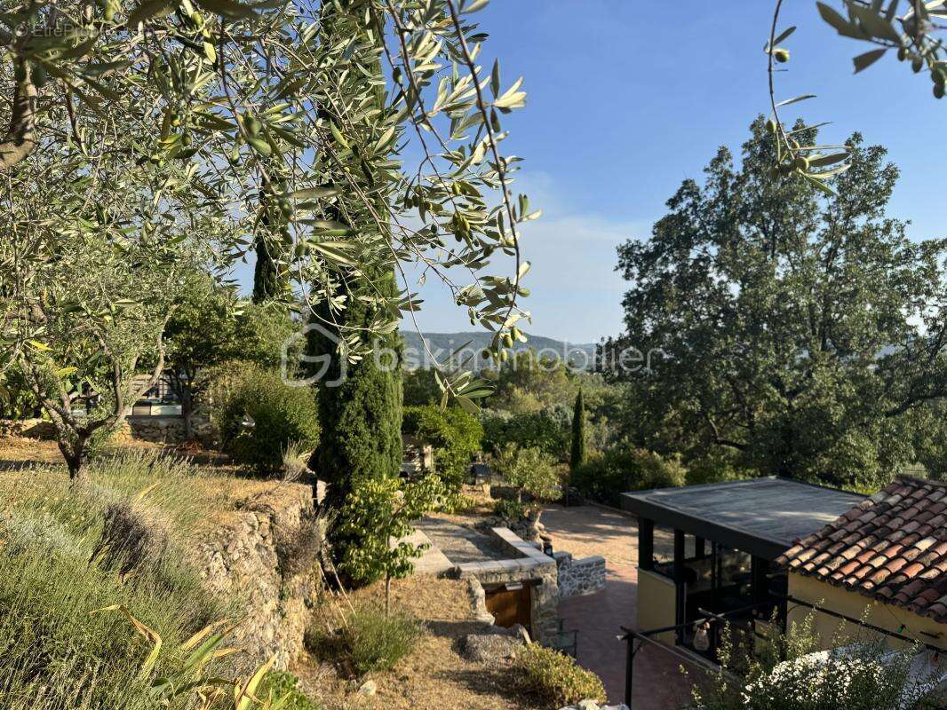 À La Roquebrussanne ( 83136), maison de charme dans un écrin de nature avec panorama exceptionnel, grand terrain et piscine - photo 3