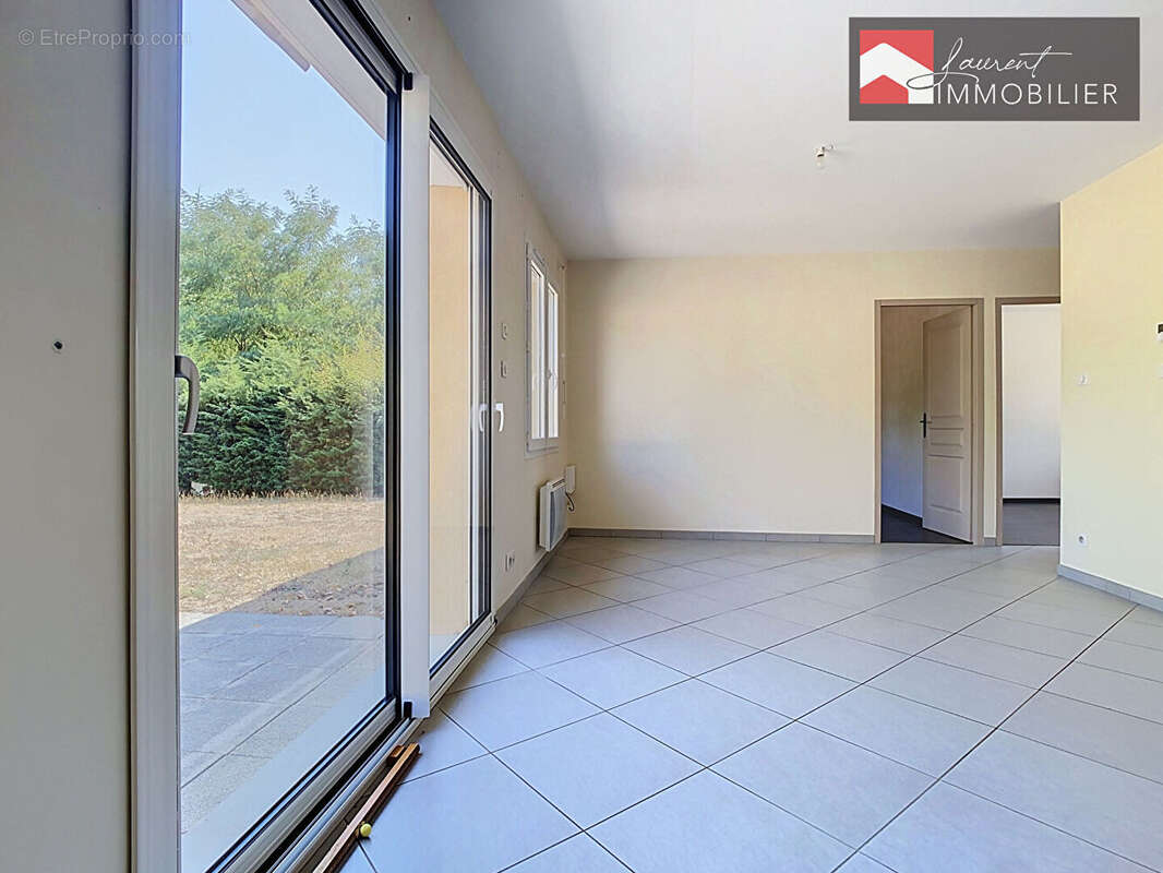 À VENDRE  Jolie villa de plain-pied dans un environnement paisible à Simandre - 190 000 - photo 10