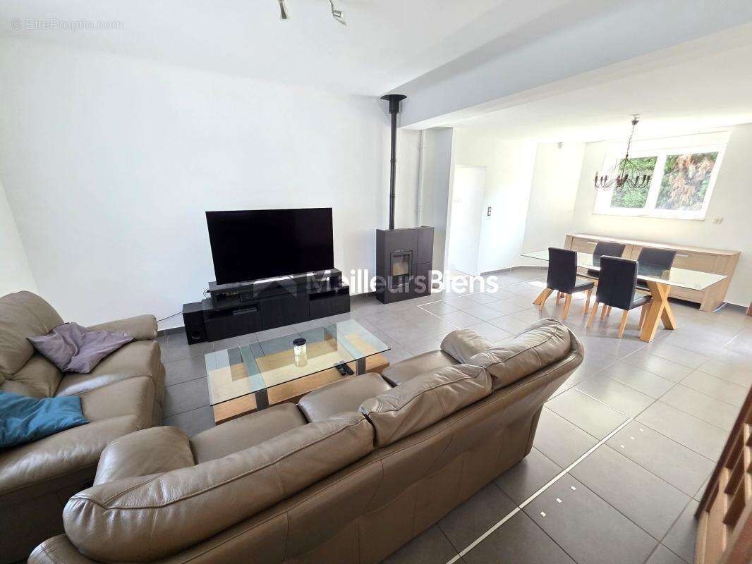Maison individuelle de 161 m² à Maubeuge avec 4 chambres, garage et jardin 693 m² - photo 3