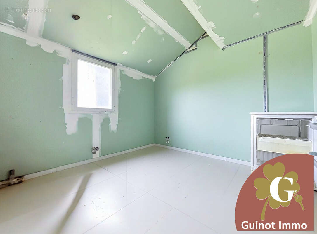 Projet salle de bain (pièce vidée avec IA) - Maison à LA TRINITE-DU-MONT