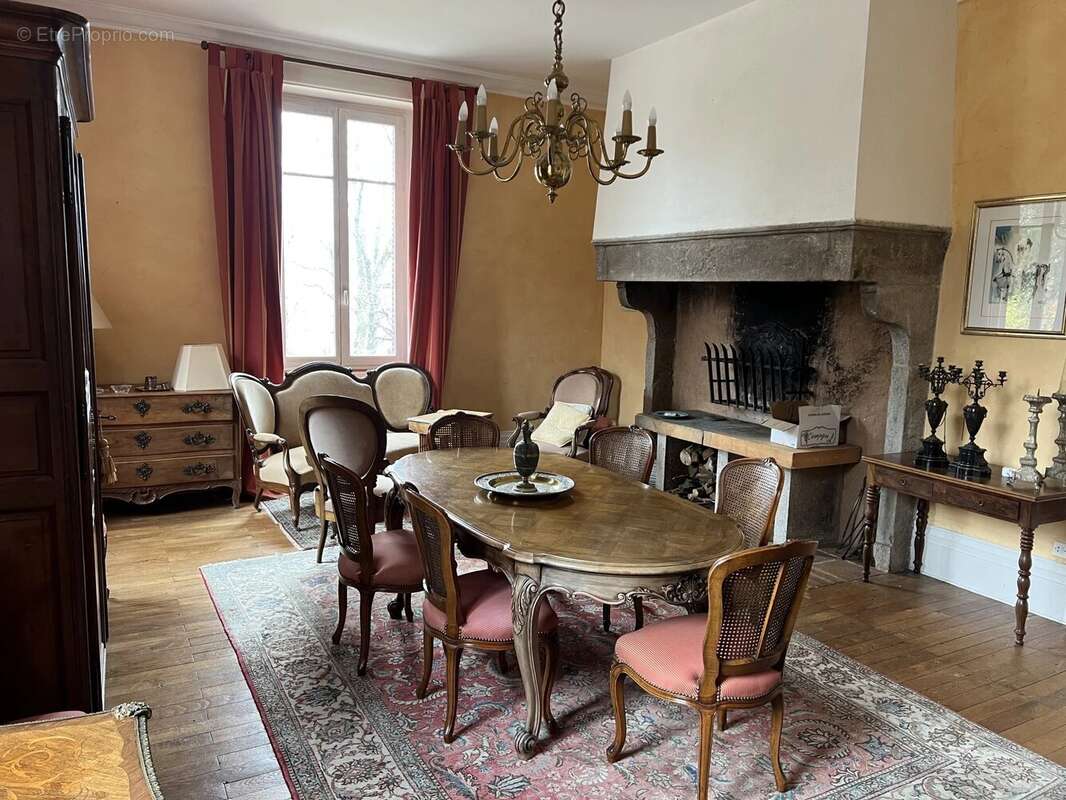 Maison à SAINT-BONNET-LE-CHATEAU