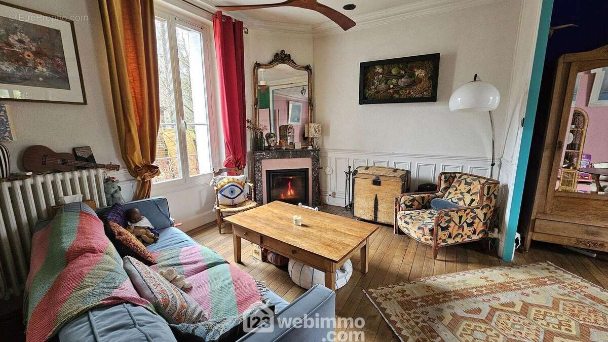 Une autre vue du séjour. - Maison à GIRONVILLE-SUR-ESSONNE
