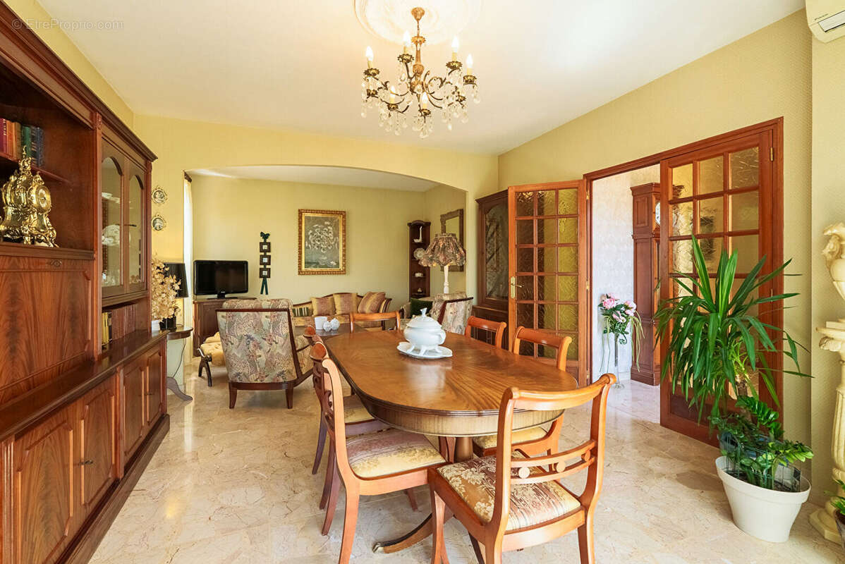 CARCASSONNE - TREBES - Villa T4 184m² (99m²) avec jardin, vaste sous-sol aménagé, garage, puits, PAC - photo 7