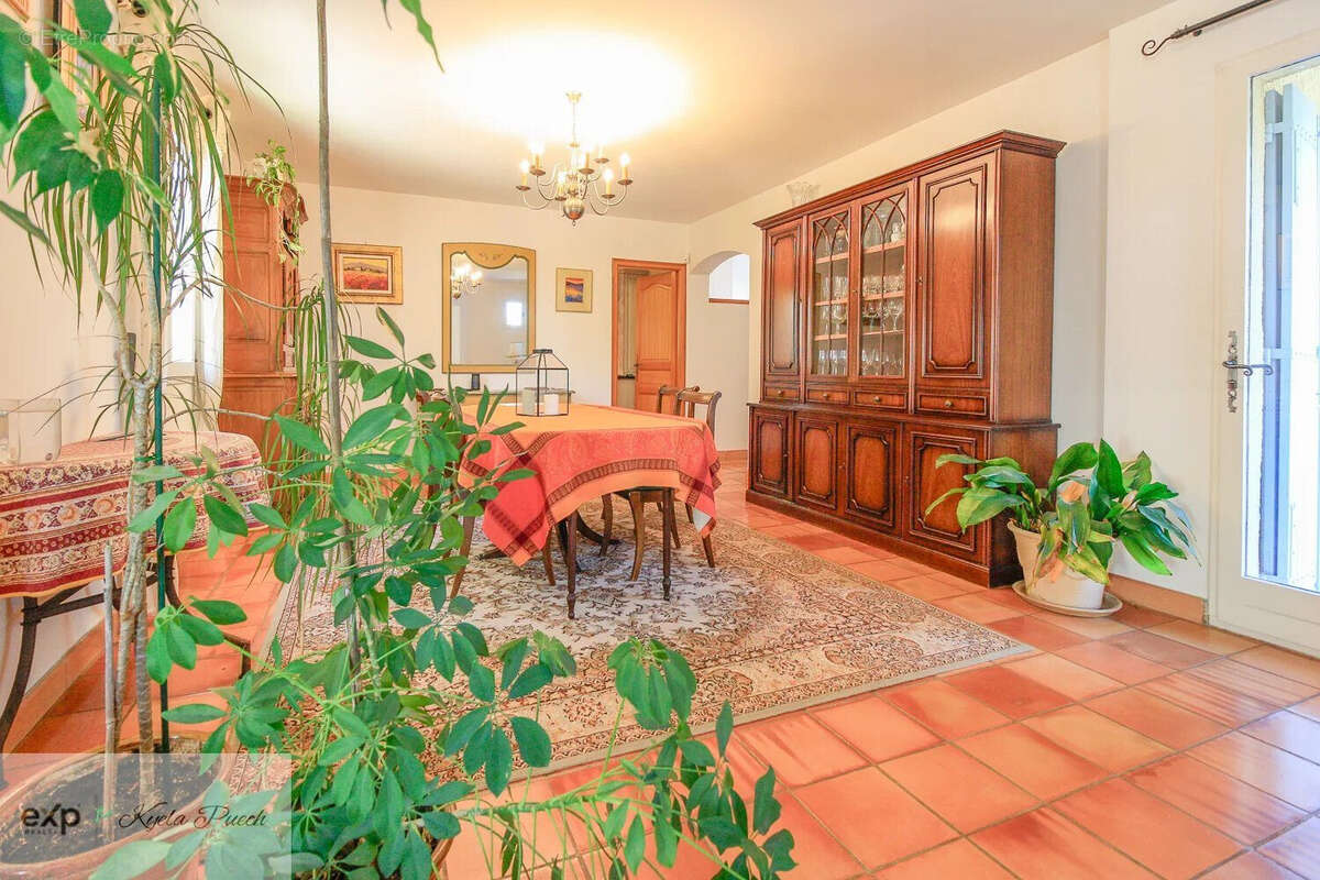 Maison au calme, en campagne, non isolée, charme provençal, terrain, piscine, annexe
