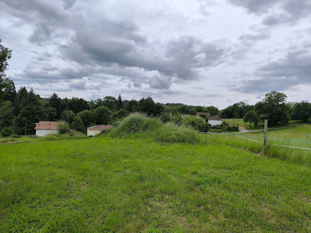 Terrain à BAGNAC-SUR-CELE