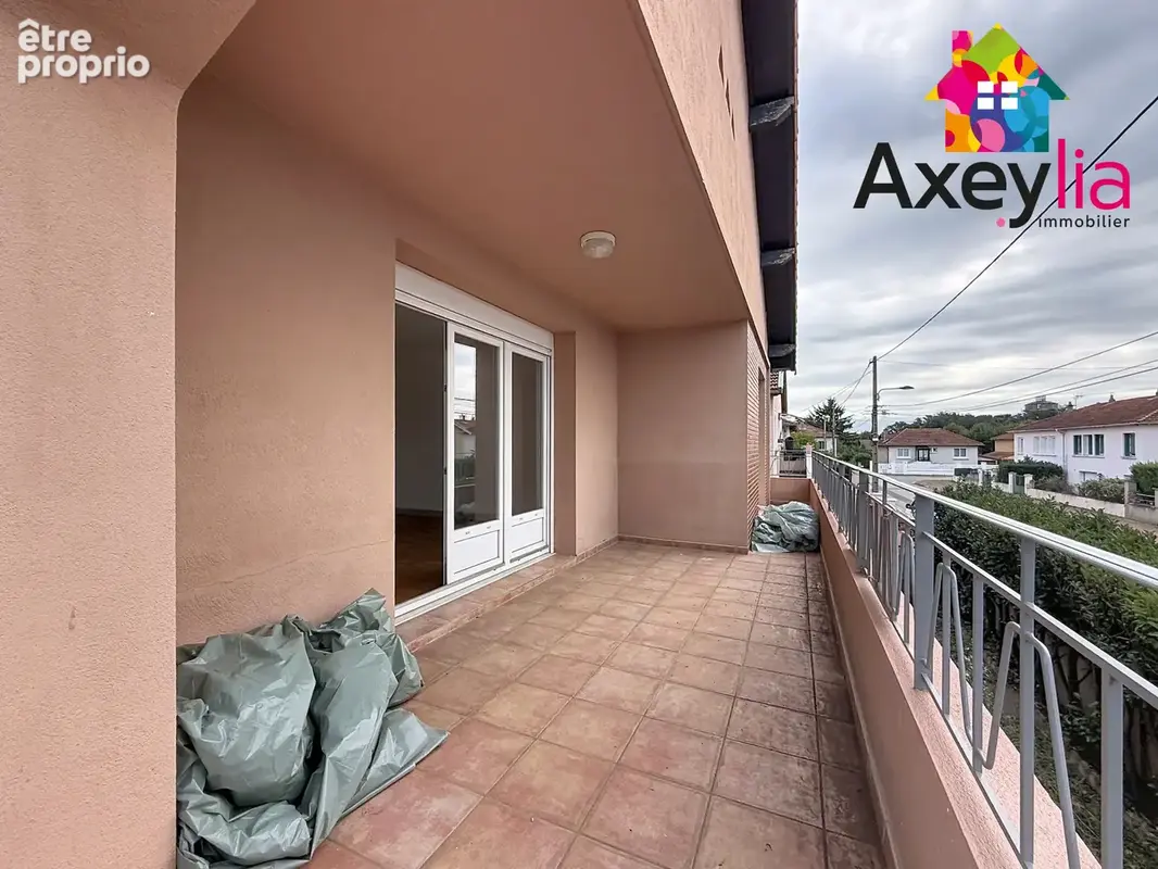 A vendre - mably - maison d'habitation rénovée élevée sur sous-sol avec trois chambres, garage et terrain - photo 12