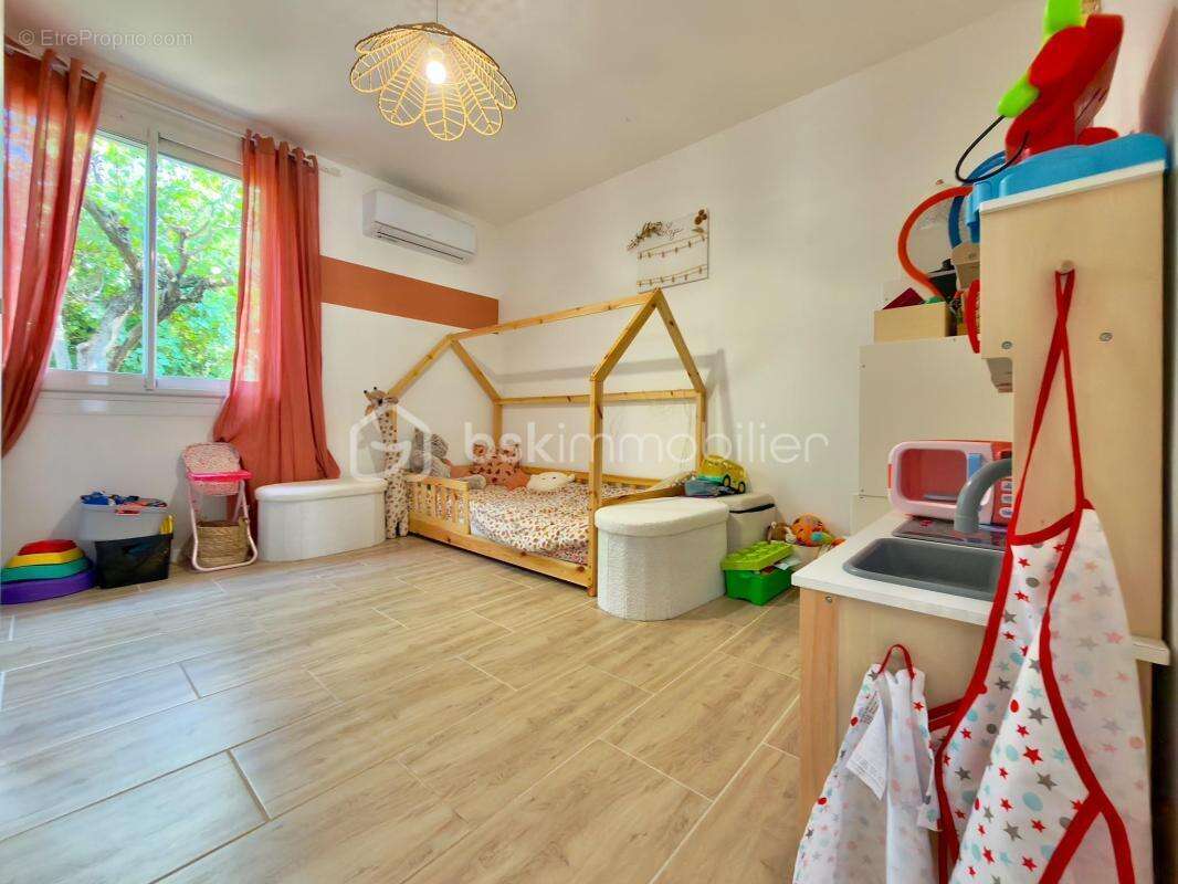 Orange – Maison de plain-pied entièrement rénovée avec jardin arboré et fort potentiel d'évolution - photo 13