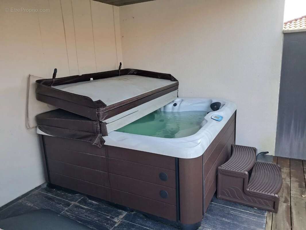 Maison à SAUGNAC-ET-CAMBRAN