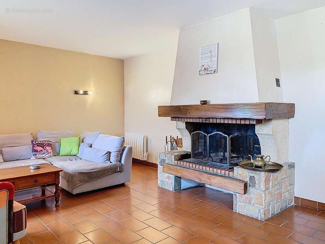 Villa de 5 chambres a vendre sur terrain clos de 1534 m2 avec piscine - photo 2