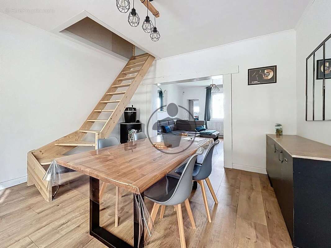 Maison à MONTESCOURT-LIZEROLLES