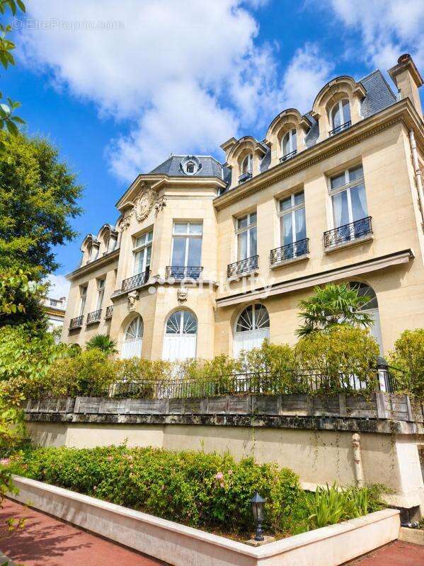 Commerce à NEUILLY-SUR-SEINE