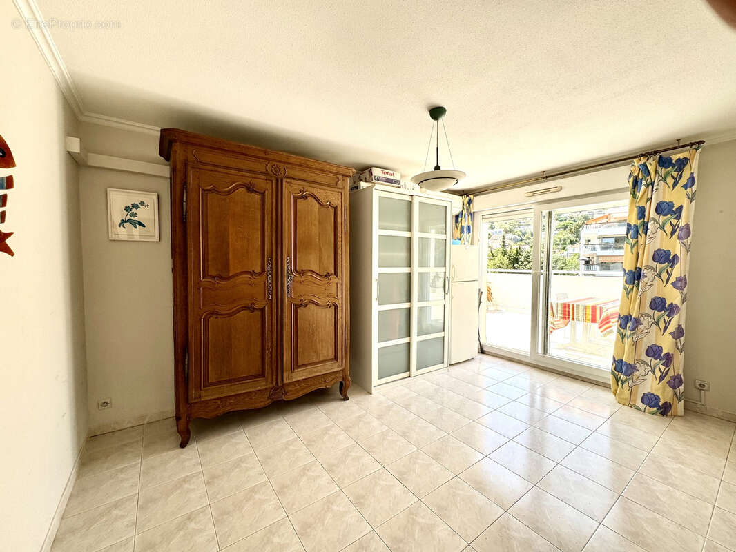 Golfe Juan à 300 m de la plage, vaste trois pièces de 79 m2 avec 52 m2 de terrasses - photo 9