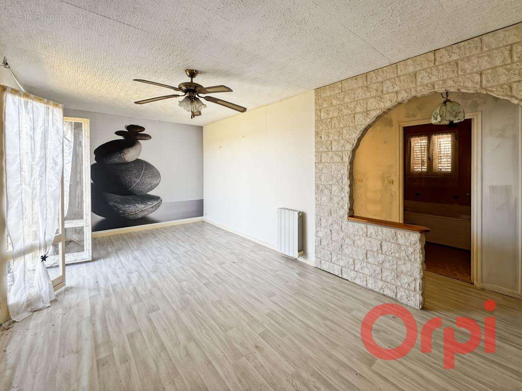 Maison de plain-pied avec garage et terrain arboré à Saulzais-le-Potier - photo 3