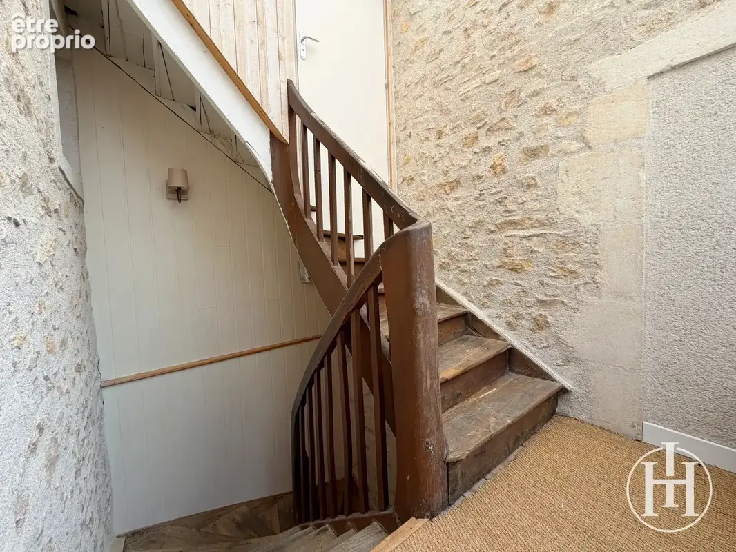 Ensemble de deux maisons au charme atypique, avec cours et dépendances. - photo 3