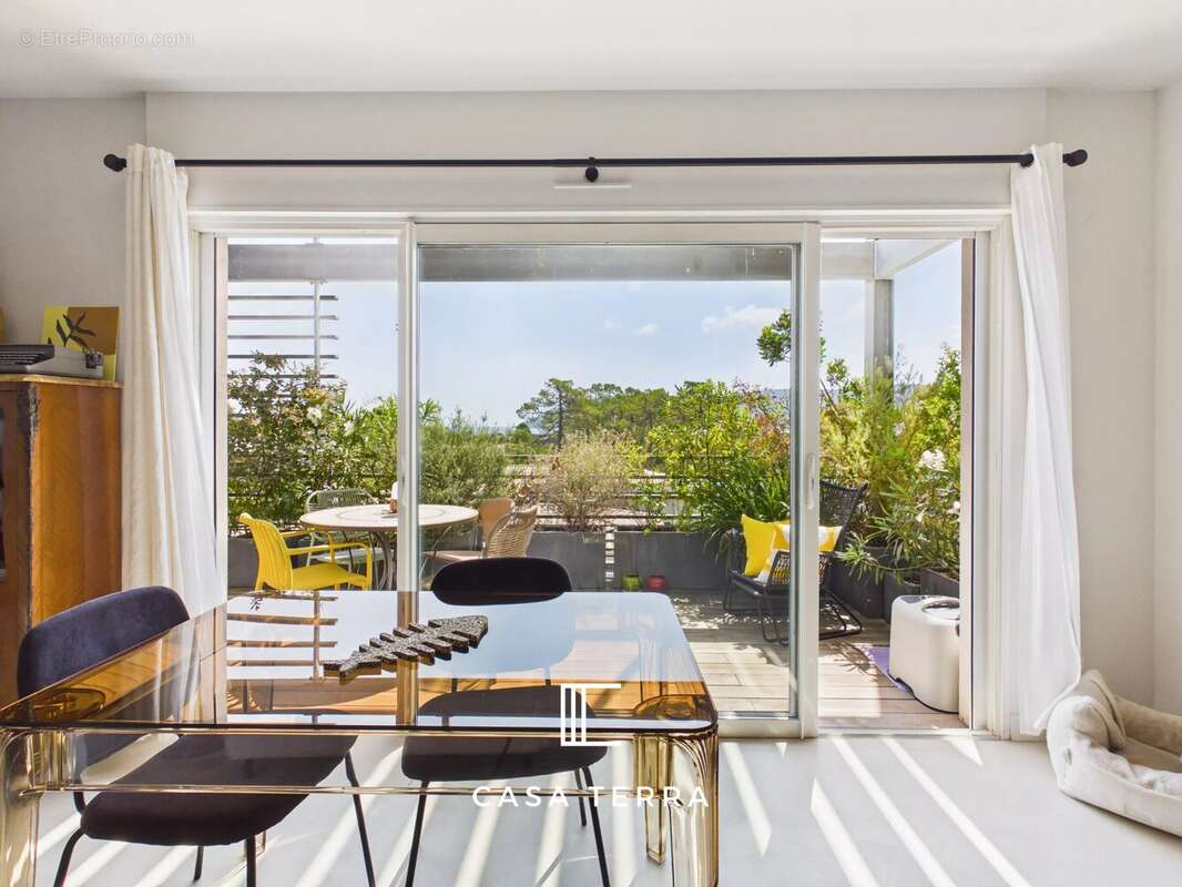 FIORU - Appartement T3 entièrement rénové avec terrasse, aperçu mer et deux stationnements / Porto-Vecchio - photo 2
