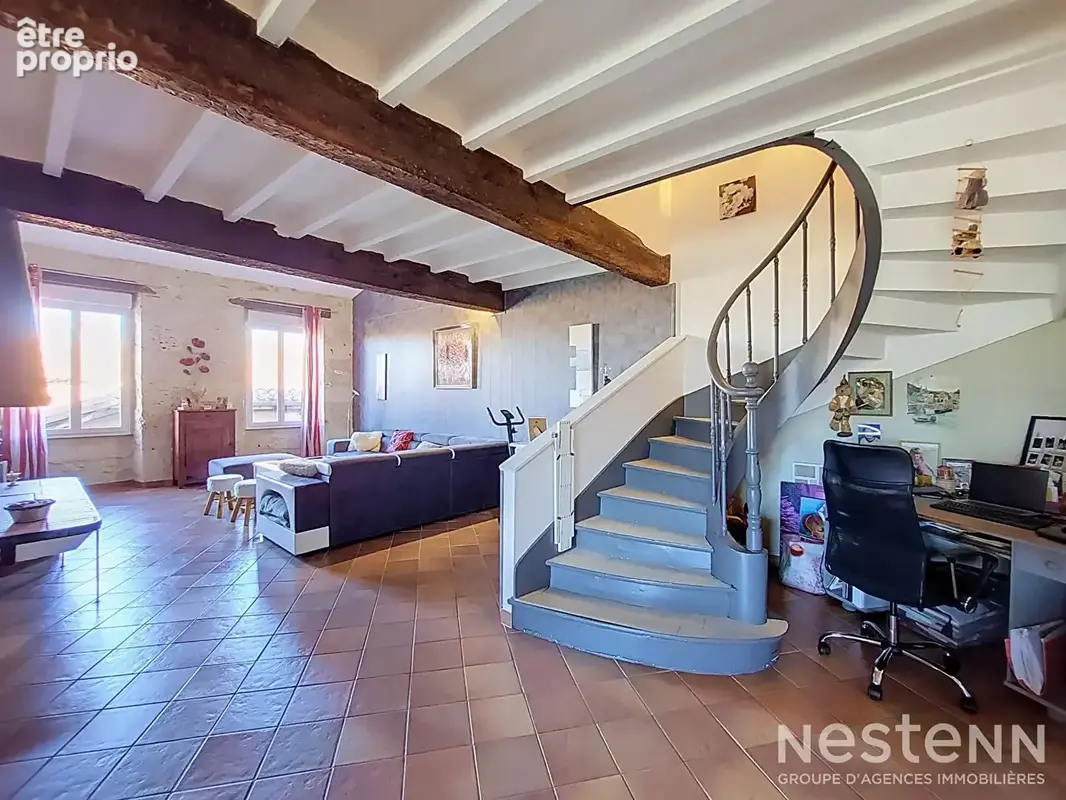 À vendre Maison de village en pierre de 216 m² avec deux appartements, cour, et garages - photo 10