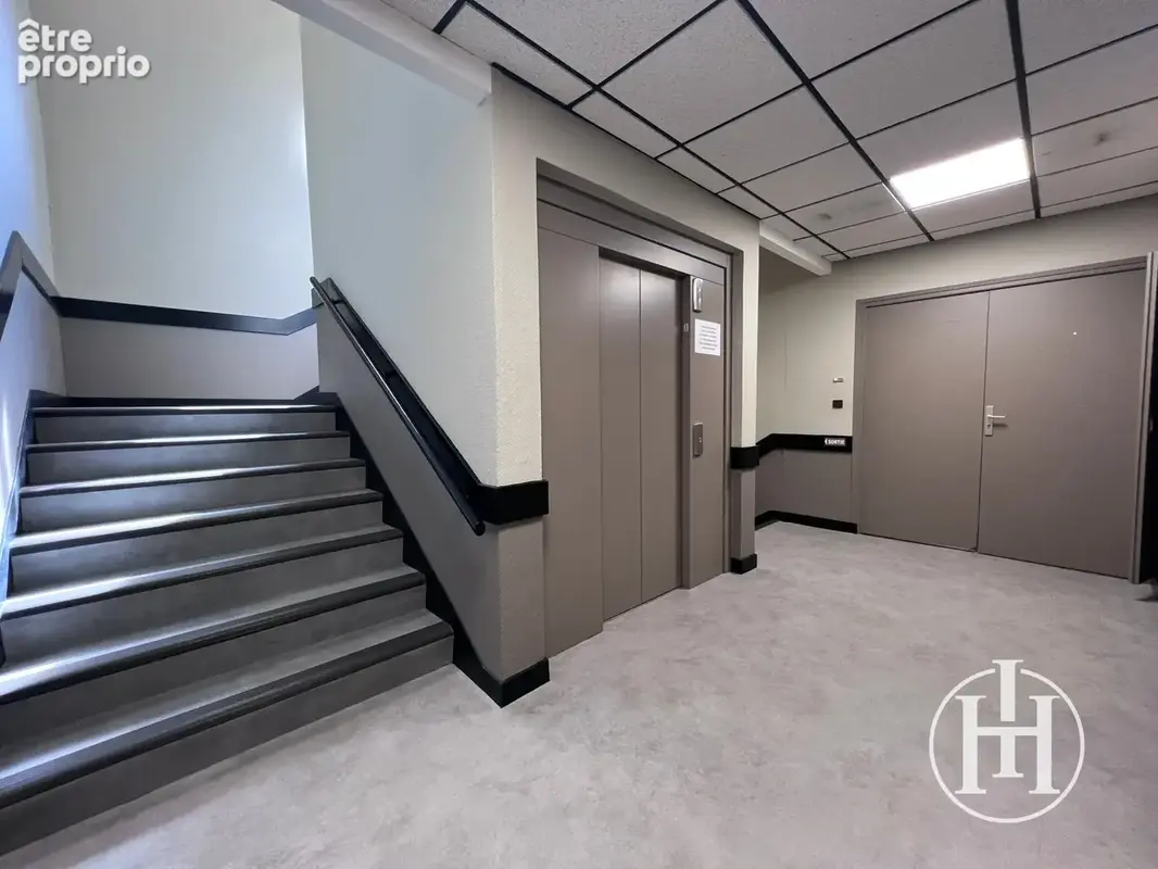 Montluçon - Plateau professionnel de 212m2 - Ascenseur et parking - photo 7