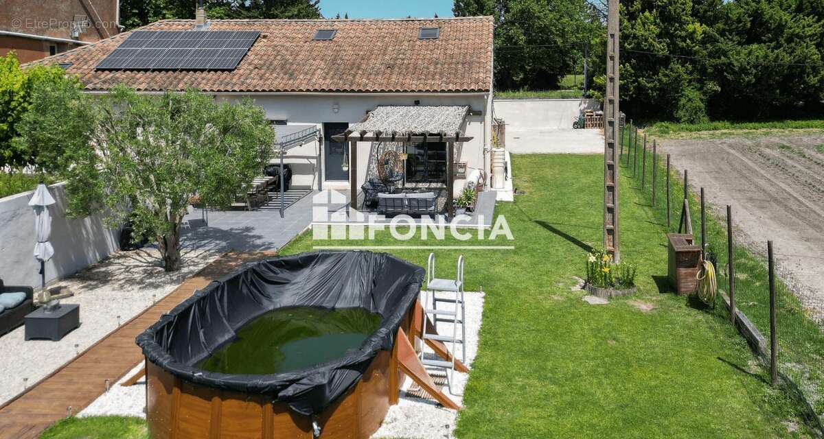 Exclusivité FONCIA, Mas de 138 m2 sur terrain de 700 m2 avec VUE sur les champs de lavande et GARAGE privatif - photo 3