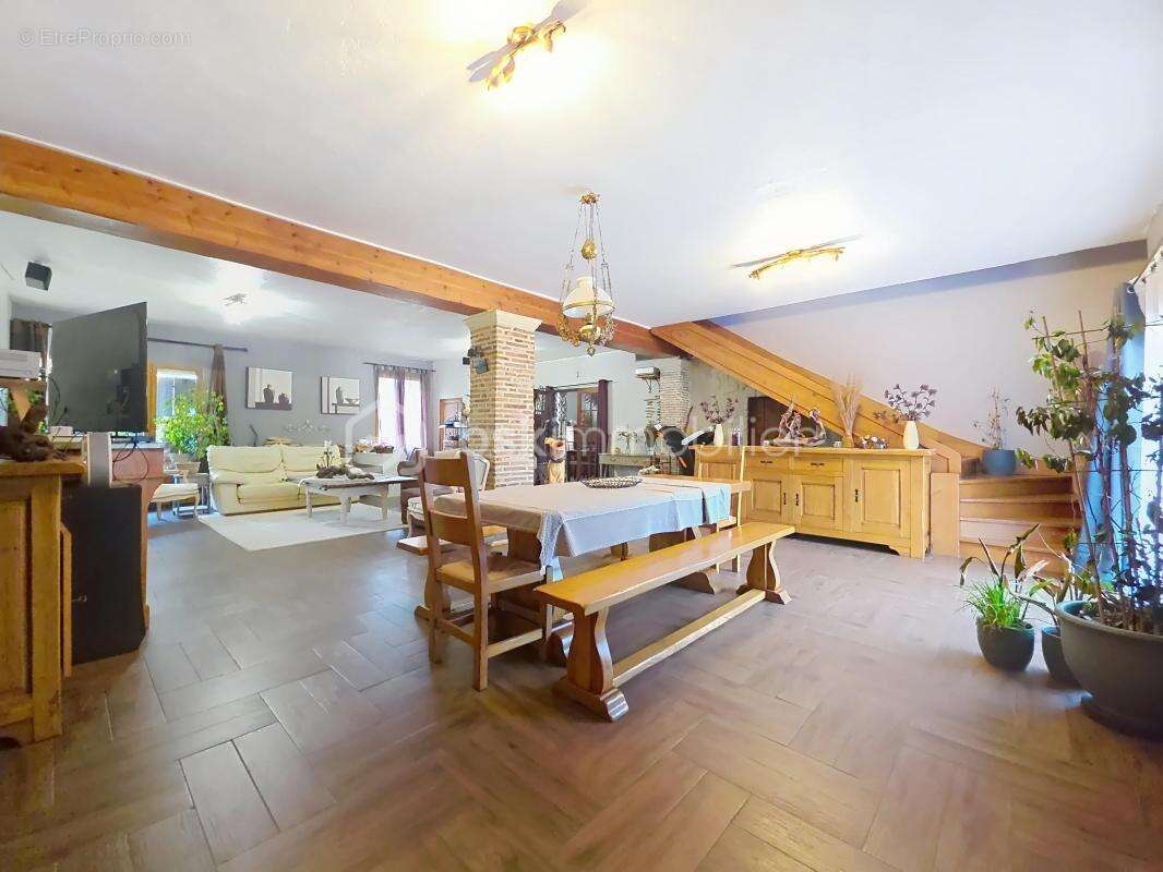 Propriete + 2 studios loués 1 100€/mois – piscine – terrain clôturé arboré 2 200m² – - photo 8