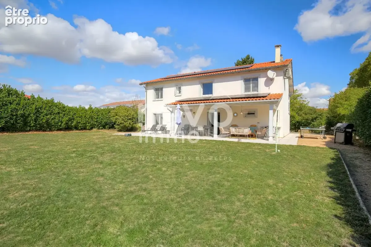 Photo Maison à Saint-Andre-De-Corcy au prix de 495 000€