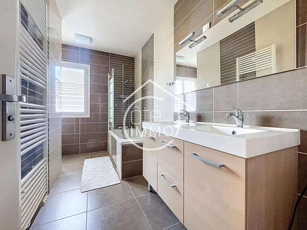 Maison à SAINT-MAGNE-DE-CASTILLON