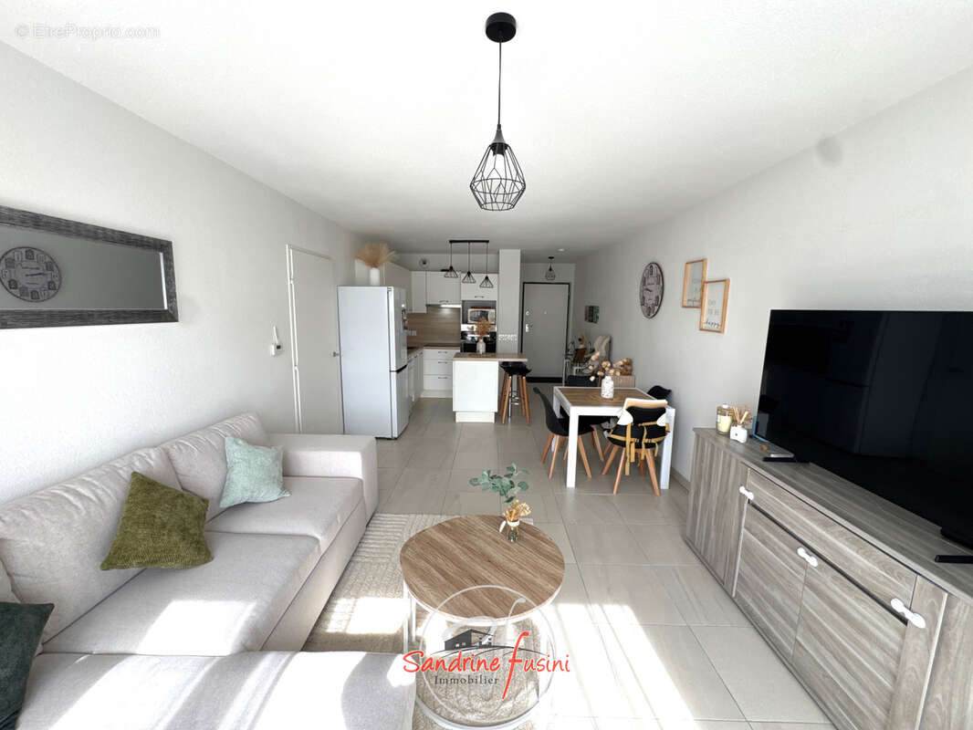 Superbe Appartement 3 pièces au premier et dernier étage avec deux parkings en sous sol. - photo 2