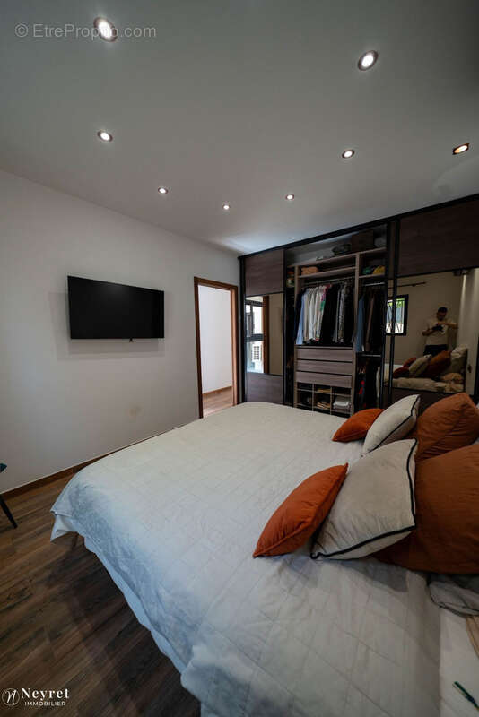 Appartement à SAINT-PRIEST-EN-JAREZ
