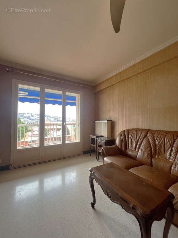 Appartement à SAINT-LAURENT-DU-VAR