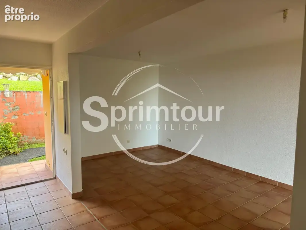 GOURBEYRE — Duplex T3, entièrement rénové avec vue sur les Saintes - photo 7