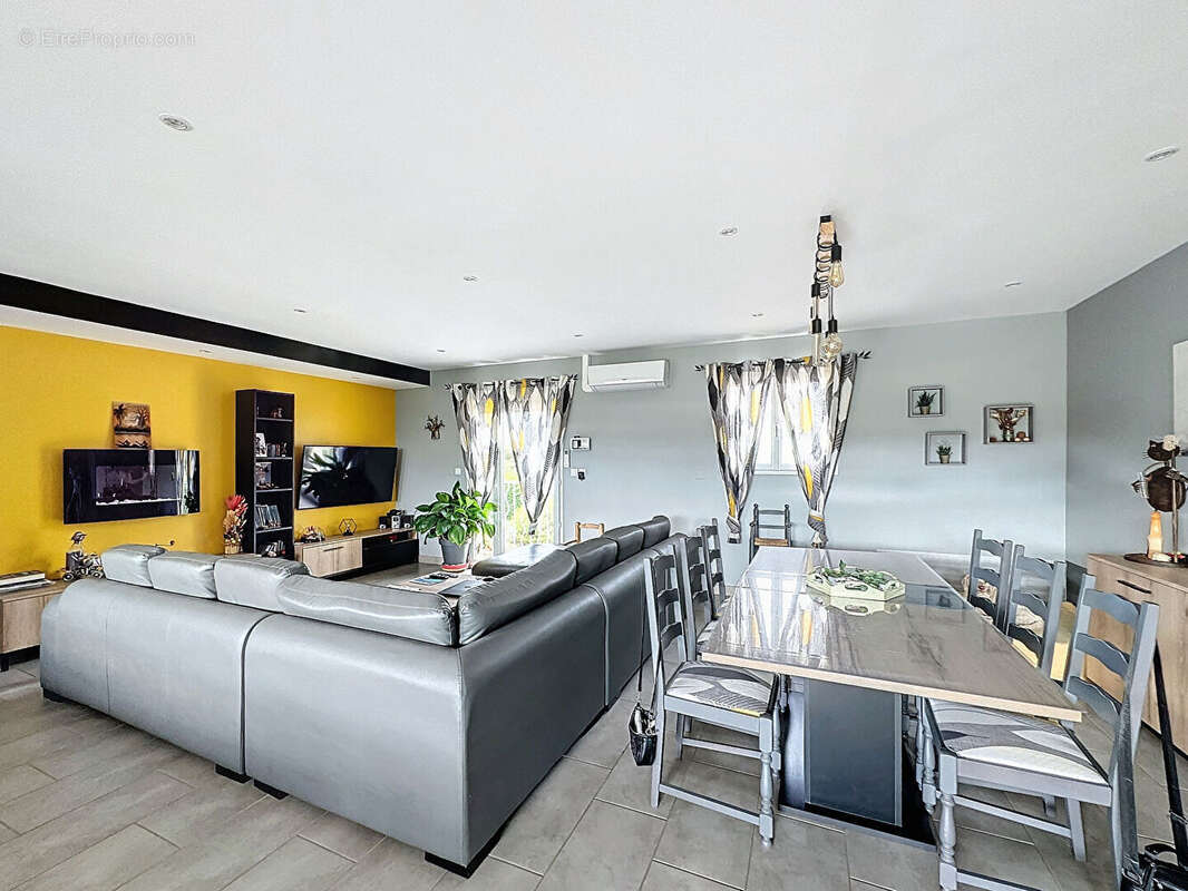 Maison à VILLECOMTAL-SUR-ARROS