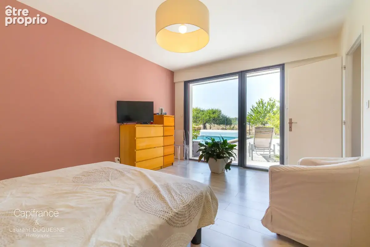 Maison d’architecte de plain-pied avec piscine et vue dégagée - photo 9