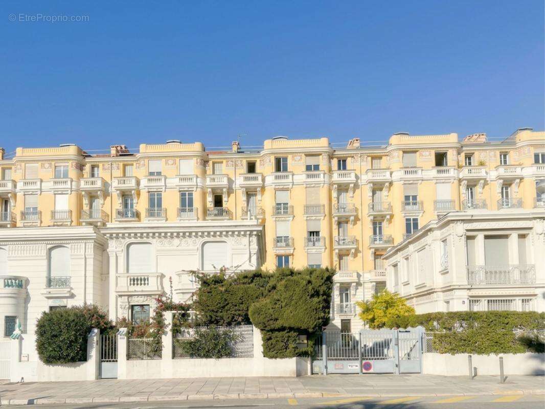 Promenade des Anglais : 3 pièces entièrement rénové face à la mer ! - photo 12