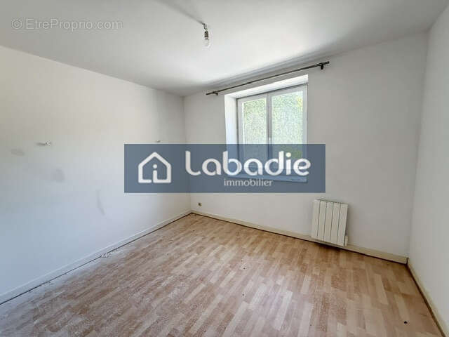 Maison en pierre proche du centre ville avec grand espace de stockage. - photo 9