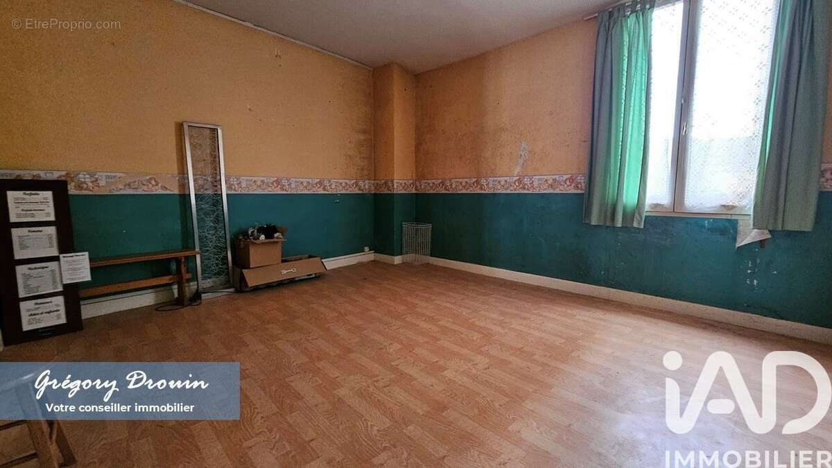 Photo 9 - Commerce à MALESHERBES