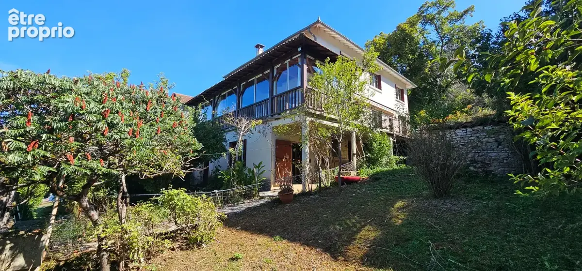 Grande maison dans le bourg sans vis à vis, avec terrain et dépendances - photo 29
