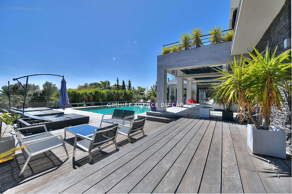 Villa d'exception à vendre à ST RAPHAEL avec vue mer. - photo 3