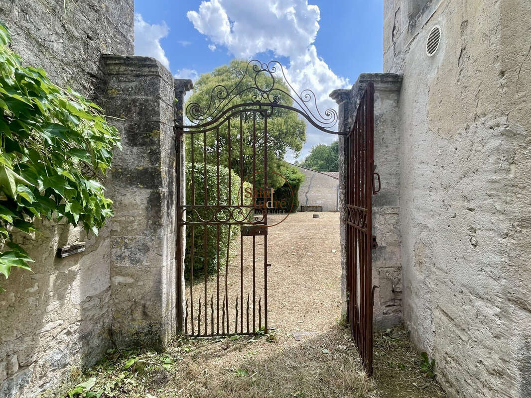 Maison 600 m² à Jarnac  - photo 3