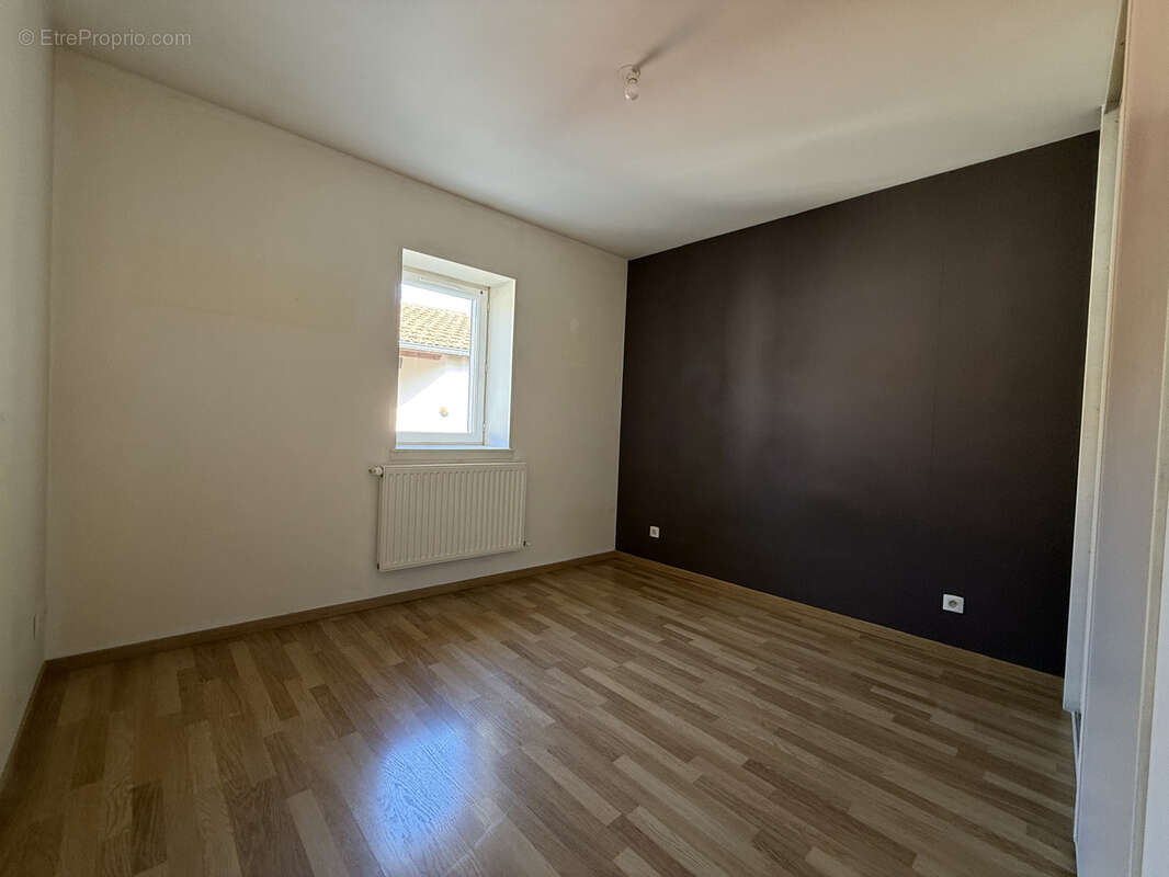 Appartement à LA TOUR-DE-SALVAGNY