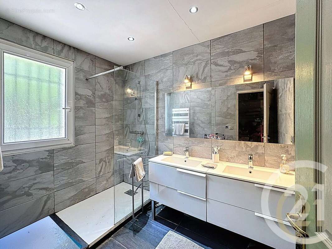 Maison à POURRIERES